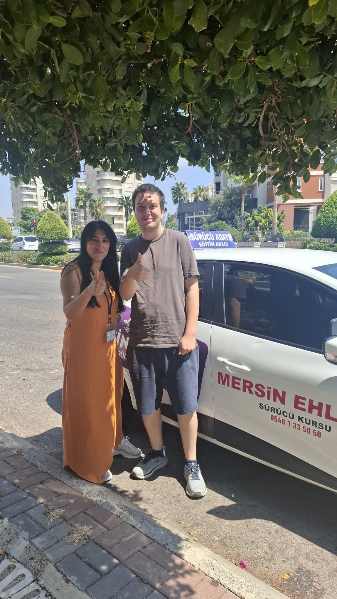 B sınıfı ehliyetini alan kursiyerimiz ve eğitmeni