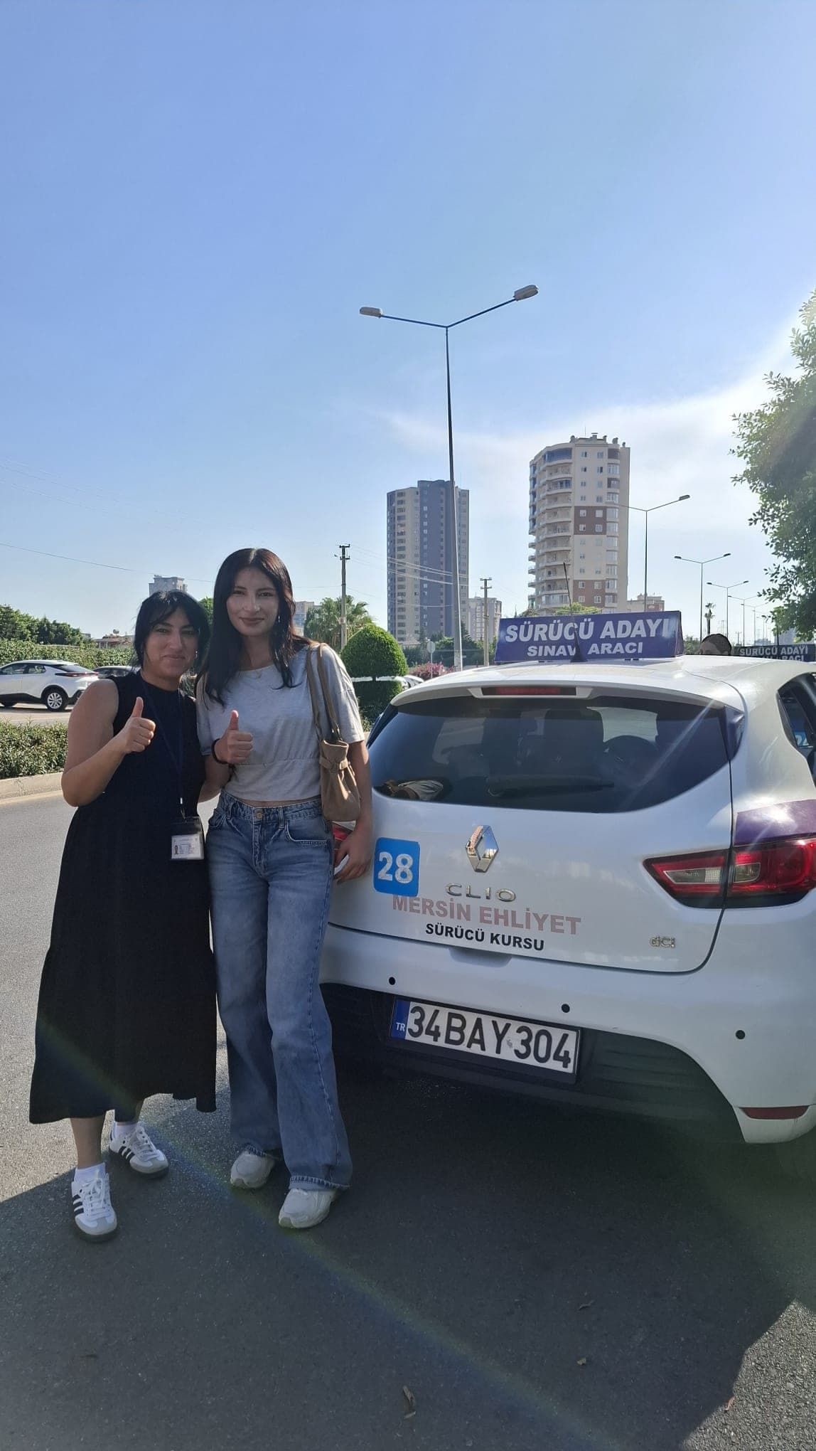 Eğitim aracımız önünde kursiyerimiz — Mersin Ehliyet Sürücü Kursu