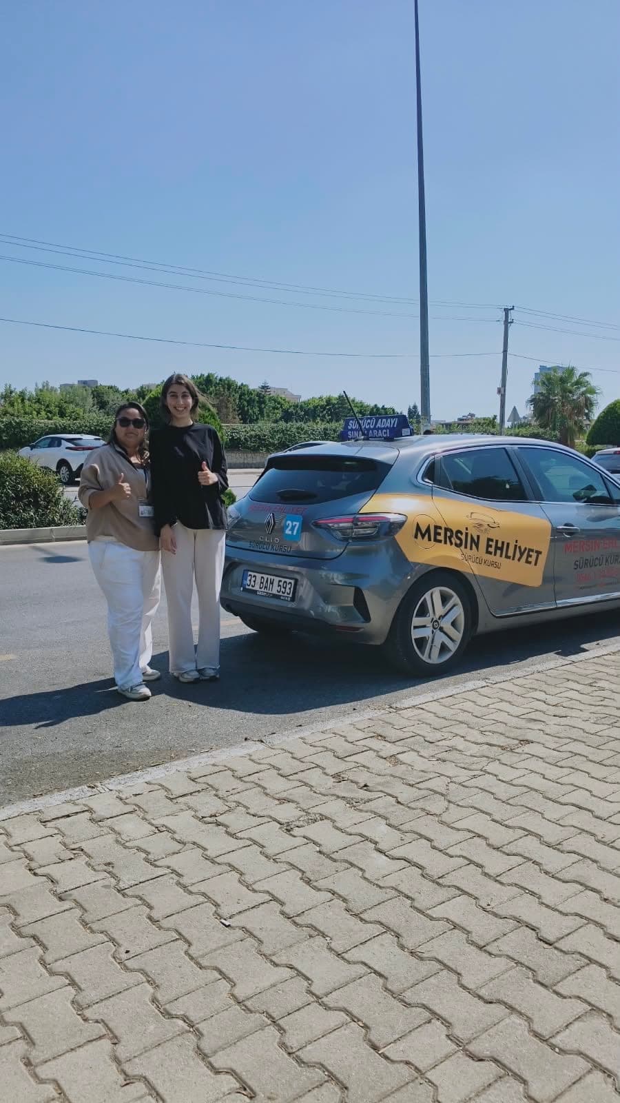 Mersin Ehliyet Sürücü Kursu eğitim aracı ve kursiyerimiz