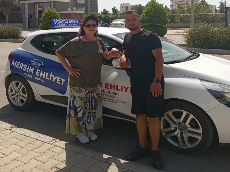 Eğitim aracımız önünde kursiyerimiz — Mersin Ehliyet Sürücü Kursu