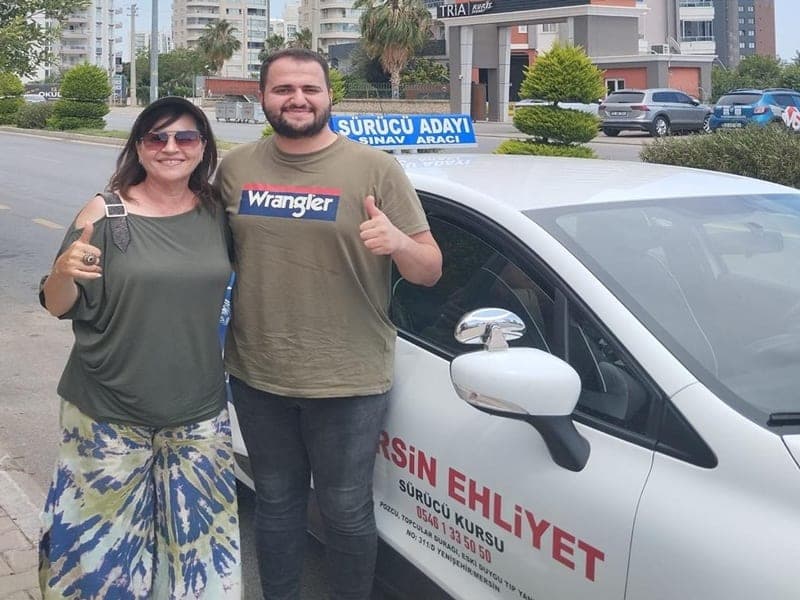 Sınav günü kursiyerimiz ve direksiyon eğitmenimiz