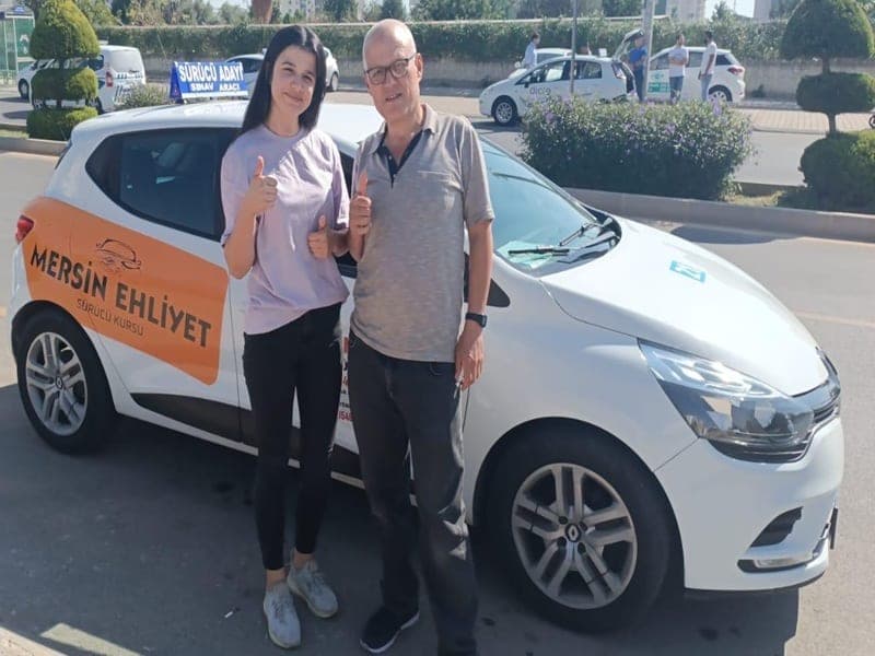 Mersin Ehliyet Sürücü Kursu eğitim aracı ve kursiyerimiz