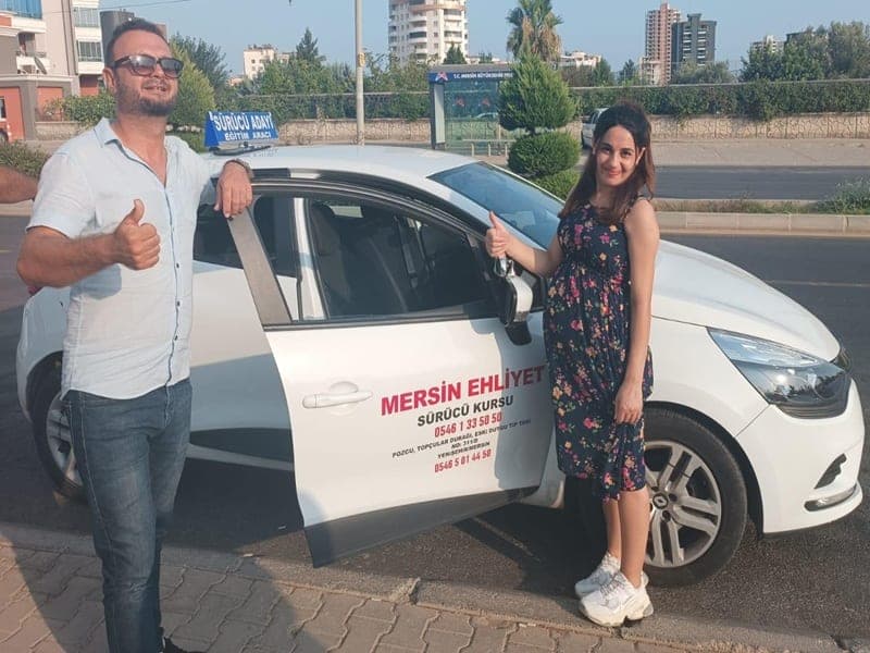 B sınıfı ehliyetini alan kursiyerimiz ve eğitmeni