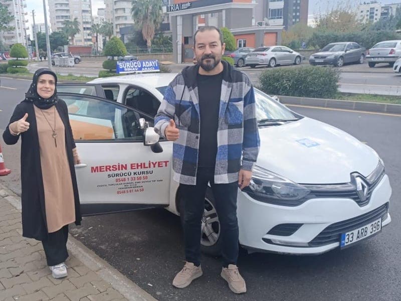 Eğitim aracımız önünde kursiyerimiz — Mersin Ehliyet Sürücü Kursu