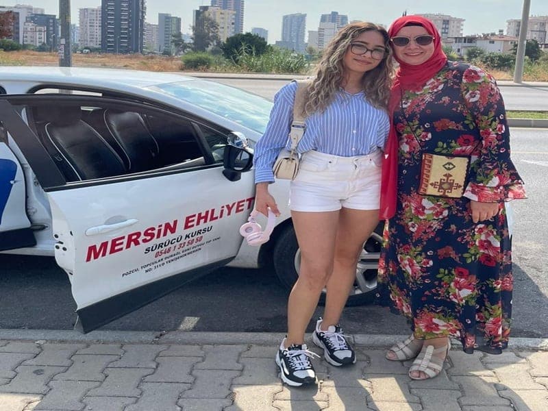 Mersin Ehliyet Sürücü Kursu eğitim aracı ve kursiyerimiz