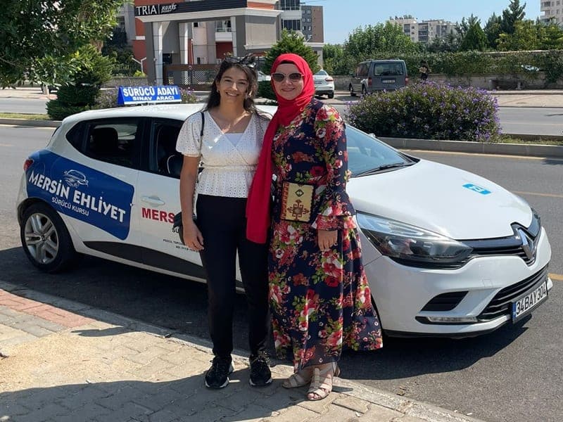Eğitim aracımız önünde kursiyerimiz — Mersin Ehliyet Sürücü Kursu